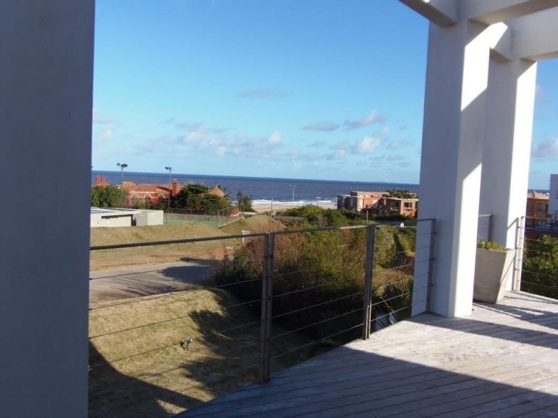 Casa en alquiler en Montoya a pasos del agua. La Barra